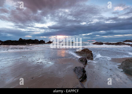 Stormy Sunset Beach sur Whitsnad à Sharrow Bay à Cornwall Banque D'Images