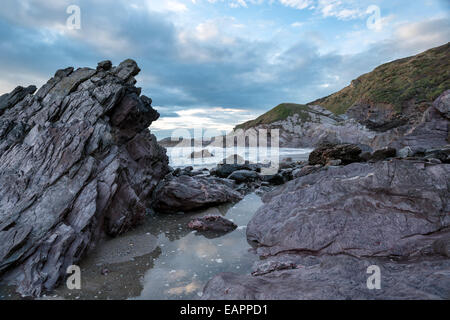 La côte de Cornouailles robuste à plage de Whitsand Bay Sharrow sur Banque D'Images