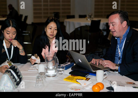 Copenhague, Danemark, 19 Novembre 2014 : les jeunes entrepreneurs de discuter de la façon de présenter leurs idées pour le jury juste avant la finale de la coupe d'affaires créatifs à Copenhague. Comme les entrepreneurs de 55 autres cou8ntrées, qui se sont réunis dans la capitale danoise, ils sont en concurrence avec des champions nationaux de 55 autres pays d'être les meilleurs jeunes entrepreneurs créatifs Banque D'Images