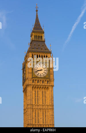 Une vue de la tour de Big Ben/Elisabeth pendant la journée Banque D'Images