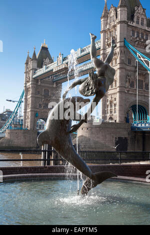 Jeune fille à la fontaine du Dauphin (1973) par l'artiste anglais David Wynne - Londres, Angleterre Banque D'Images