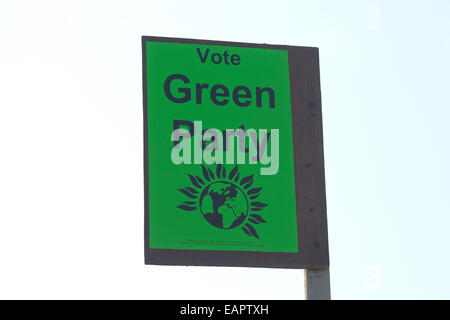 En bordure de la thésaurisation de la publicité du Parti vert dans un jardin de Norwich. Affiche pour les élections locales. Banque D'Images