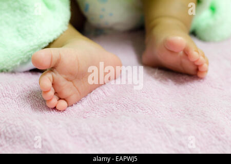 Un close-up of baby pieds. L'accent sur pied. Banque D'Images