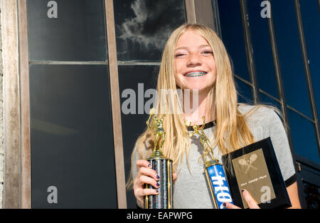 Un Teenage Girls Tennis Player exhibant ses trophées. Banque D'Images