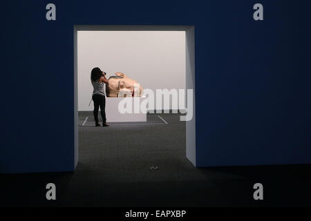 (141120) -- SAO PAULO, le 20 novembre, 2014 -- une femme prend des photos de la sculpture intitulée 'Mask II" par l'artiste australien Ron Mueck, à Sao Paulo, Brésil, le 19 novembre 2014. Une exposition de Ron Mueck aura lieu à la pinacothèque de l'État de Sao Paulo du 20 novembre au 15 février. (Xinhua/Rahel Patrasso) (jp) Banque D'Images