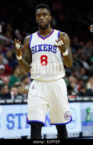 Philadelphie, Pennsylvanie, USA. 19 Nov, 2014. Philadelphia 76ers guard Tony Wroten (8) réagit au cours de la NBA match entre les Boston Celtics et les Philadelphia 76ers au Wells Fargo Center de Philadelphie, Pennsylvanie. Les Boston Celtics ont remporté 101-90. Credit : Cal Sport Media/Alamy Live News Banque D'Images