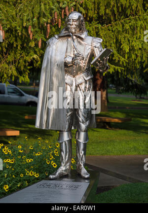 Shakespeare dans le parc avant complet. Une statue de métal brillant William Shakespeare se trouve dans le parc près du festival de théâtre. Pa Banque D'Images