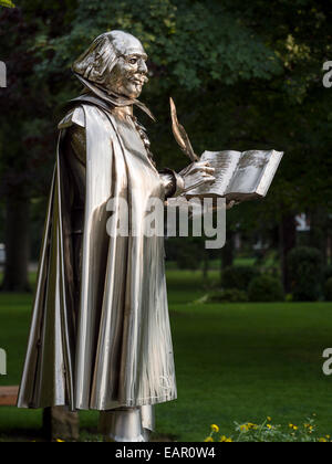 Shakespeare dans le parc Vue de côté. Une statue de métal brillant William Shakespeare se trouve dans le parc près du festival de théâtre. Par Banque D'Images