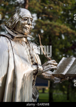 Shakespeare dans le parc et détails. Une statue de métal brillant William Shakespeare se trouve dans le parc près du festival de théâtre. P Banque D'Images