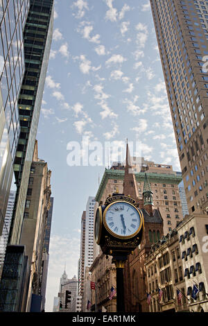 Une vue de la Trump Tower Clock in New York City, New York. Banque D'Images