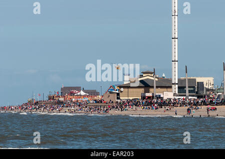 Muro Air Show le 31 août 2014 montrant Sky tower et plage de Rhyl avec spectateurs. Banque D'Images