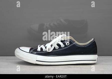 Un gros plan d'une paire d'espadrilles Banque D'Images