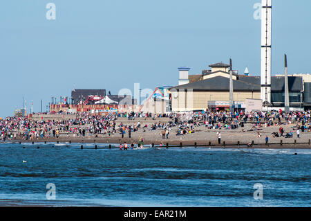 Muro Air Show le 31 août 2014 montrant Sky tower et plage de Rhyl avec spectateurs. Banque D'Images