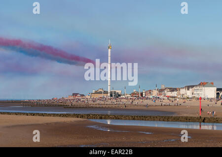 Muro Air Show le 31 août 2014 montrant Sky tower et plage de Rhyl avec spectateurs. Banque D'Images