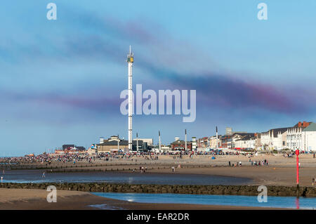 Muro Air Show le 31 août 2014 montrant Sky tower et plage de Rhyl avec spectateurs. Banque D'Images