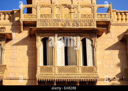 Stone temple hindou antique au milieu de lac Gadsisar, Jaisalmer, Rajasthan Banque D'Images