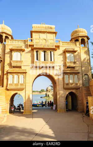 Tillon ki Gate, Stone temple hindou antique au milieu de lac Gadsisar, Jaisalmer, Rajasthan Banque D'Images