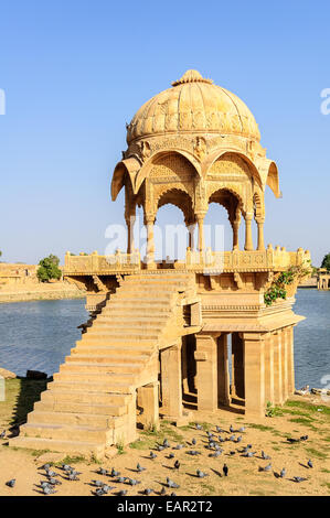 Stone temple hindou antique au milieu de lac Gadsisar, Jaisalmer, Rajasthan Banque D'Images