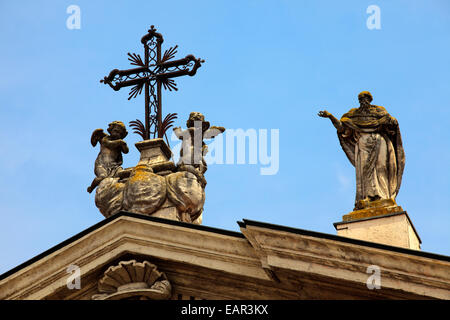 Façade en marbre de Carrare de style baroque, la cathédrale de Saint Pierre Apôtre, Piazza Sordello, Mantoue, Lombardie, Italie Banque D'Images