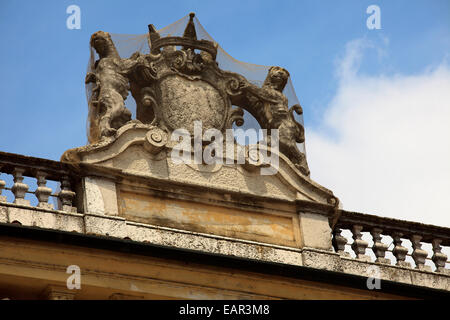 Façade en marbre de Carrare de style baroque, la cathédrale de Saint Pierre Apôtre, Piazza Sordello, Mantoue, Lombardie, Italie Banque D'Images