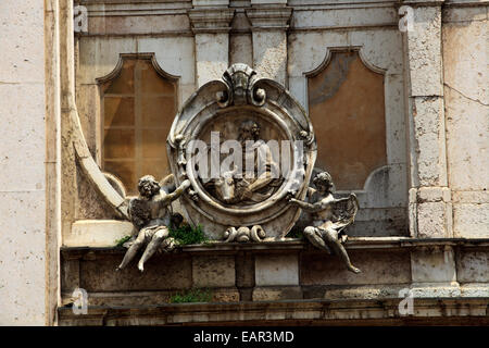 Façade en marbre de Carrare de style baroque, la cathédrale de Saint Pierre Apôtre, Piazza Sordello, Mantoue, Lombardie, Italie Banque D'Images