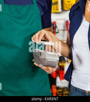 Le paiement du client avec l'aide de NFC smartphone Banque D'Images