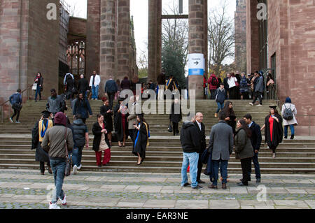 Coventry University graduation day - finissants et réduite par la cathédrale Banque D'Images