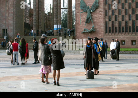 Coventry University graduation day - finissants et réduite par la cathédrale Banque D'Images