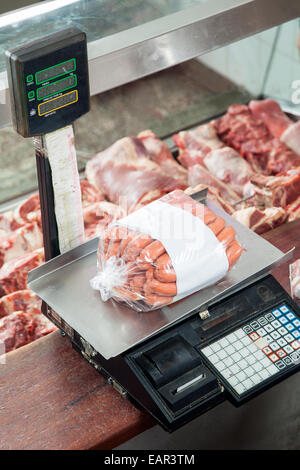 Paniers de saucisses sur l'échelle de poids Banque D'Images