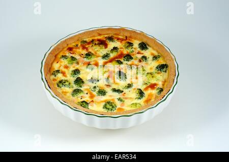 Quiche brocoli et saumon faits maison dans un plat à flan. Banque D'Images