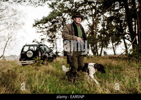 Le chasseur dans les bois de Wernicke Wolfgang Brandenburg Herzberg (Mark), sur Octobre 30, 2014 en Allemagne. Photo : Photo de l'alliance/Robert Schlesinger Banque D'Images