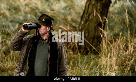 Le chasseur dans les bois de Wernicke Wolfgang Brandenburg Herzberg (Mark), sur Octobre 30, 2014 en Allemagne. Photo : Photo de l'alliance/Robert Schlesinger Banque D'Images