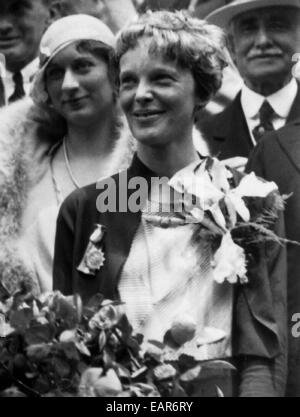 Photo d'époque de la pionnière et auteure de l'aviation américaine Amelia Earhart (1897 – déclarée morte en 1939) – Earhart et son navigateur Fred Noonan ont connu une célèbre disparition en 1937 alors qu'elle essayait de devenir la première femme à effectuer un vol de navigation du globe. Photo prise en 1932. Banque D'Images