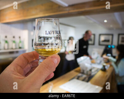 Le bar de dégustation à Laphroaig Distillery Islay Ecosse Banque D'Images