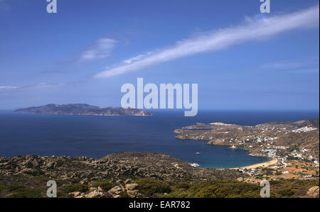 Vue panoramique sur la baie de Mylopotas, la station la plus populaire, renommée pour ses fêtes sur la plage dans l'île d'Ios, Cyclades, Grèce Banque D'Images