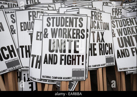 Malet Street, Londres, Royaume-Uni. 19 novembre 2014. Des pancartes de protestation sont empilés prêts pour des milliers d'étudiants à mars à travers le centre de Londres pour protester contre les frais de scolarité, l'éducation et des réductions de la dette. Credit : Lee Thomas/Alamy Live News Banque D'Images