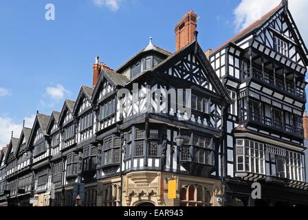 Les bâtiments de style Tudor à l'angle de l'Eastgate Street et St Werburgh Street, Chester, Cheshire, Angleterre, Royaume-Uni, Europe de l'Ouest. Banque D'Images