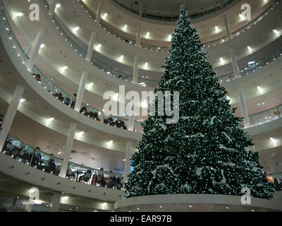 Un grand arbre de Noël dans un centre commercial à Stuttgart, Allemagne Banque D'Images