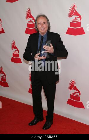 Las Vegas, NV, USA. 19 Nov, 2014. Joan Manuel Serrat au niveau des arrivées pour l'Amérique latine 2014 Académie de l'enregistrement de la personne de l'année, Gala Mandalay Bay Events Center, Las Vegas, NV le 19 novembre 2014. Credit : James Atoa/Everett Collection/Alamy Live News Banque D'Images