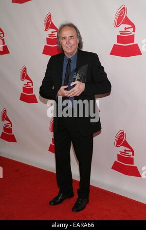 Las Vegas, NV, USA. 19 Nov, 2014. Joan Manuel Serrat au niveau des arrivées pour l'Amérique latine 2014 Académie de l'enregistrement de la personne de l'année, Gala Mandalay Bay Events Center, Las Vegas, NV le 19 novembre 2014. Credit : James Atoa/Everett Collection/Alamy Live News Banque D'Images