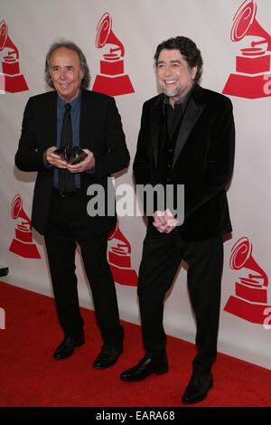 Las Vegas, NV, USA. 19 Nov, 2014. Joan Manuel Serrat, Joaquin Sabina aux arrivées pour l'Amérique latine 2014 Académie de l'enregistrement de la personne de l'année, Gala Mandalay Bay Events Center, Las Vegas, NV le 19 novembre 2014. Credit : James Atoa/Everett Collection/Alamy Live News Banque D'Images