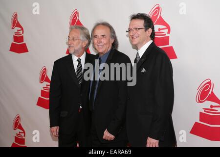 Las Vegas, NV, USA. 19 Nov, 2014. Neil Portnow, Joan Manuel Serrat, Gabriel Abaroa aux arrivées pour l'Amérique latine 2014 Académie de l'enregistrement de la personne de l'année, Gala Mandalay Bay Events Center, Las Vegas, NV le 19 novembre 2014. Credit : James Atoa/Everett Collection/Alamy Live News Banque D'Images