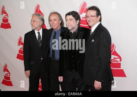 Las Vegas, NV, USA. 19 Nov, 2014. Neil Portnow, Joan Manuel Serrat, Joaquin Sabina, Gabriel Abaroa aux arrivées pour l'Amérique latine 2014 Académie de l'enregistrement de la personne de l'année, Gala Mandalay Bay Events Center, Las Vegas, NV le 19 novembre 2014. Credit : James Atoa/Everett Collection/Alamy Live News Banque D'Images