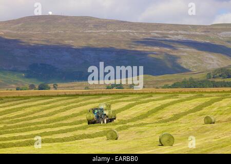 Le tracteur et la remorque qui transporte des ballots de foin de la station radar ci-dessous. Great Dun Fell, Eden Valley, Cumbria, England, UK. Banque D'Images