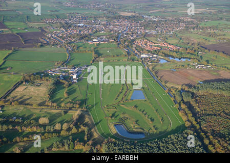 Une vue aérienne de l'hippodrome à Cleethorpes avec la ville visible derrière Banque D'Images