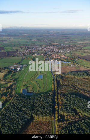 Une vue aérienne de l'hippodrome à Cleethorpes avec la ville visible derrière Banque D'Images