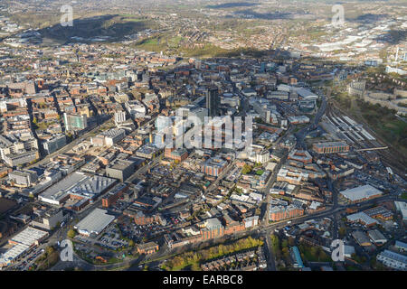 Une vue aérienne à la recherche de la région de Sheffield Highfield en direction du centre-ville. Banque D'Images