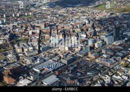 Une vue aérienne à la recherche de la région de Sheffield Highfield en direction du centre-ville. Banque D'Images