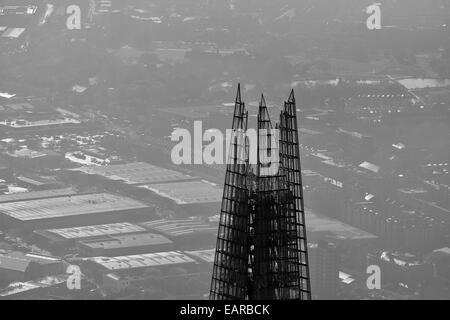 Un noir et blanc vue aérienne close-up de la partie supérieure de l'Shard à Londres Banque D'Images