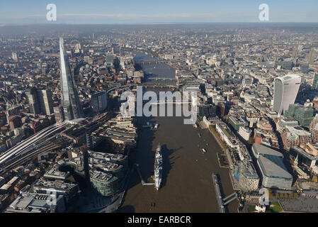 Une vue aérienne à la recherche sur la Tamise avec le HMS Belfast au premier plan et le Fragment visible Banque D'Images